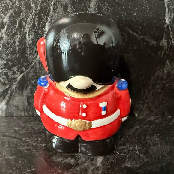 Royal Guard and Policeman Salt and Pepper Shakers - Picture 5 of 16